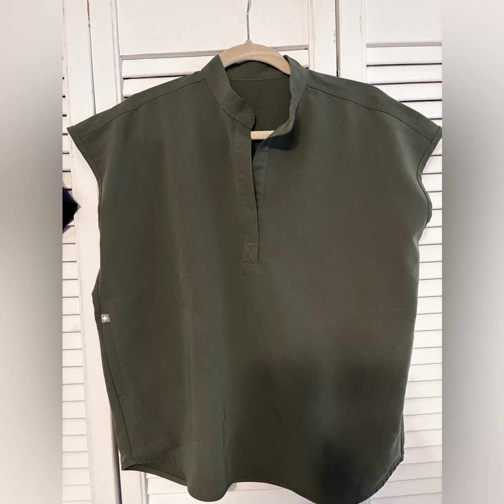 Figs scrub top